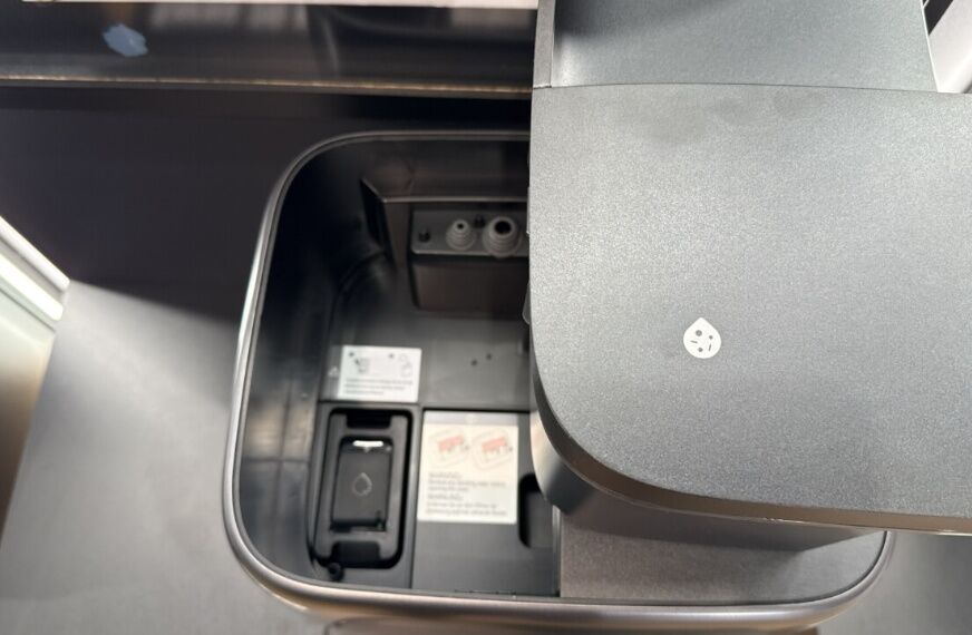 Multifunktions Dockingstation des Roborock Saros 20 Neo mit geöffnetem Deckel